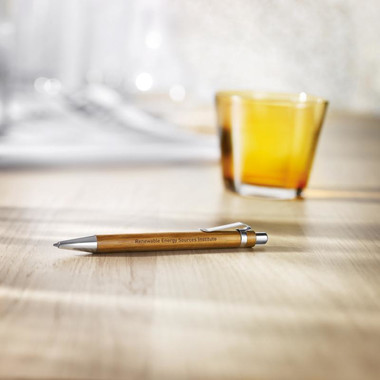 Penna a sfera in bamboo e rifiniture cromate colore legno